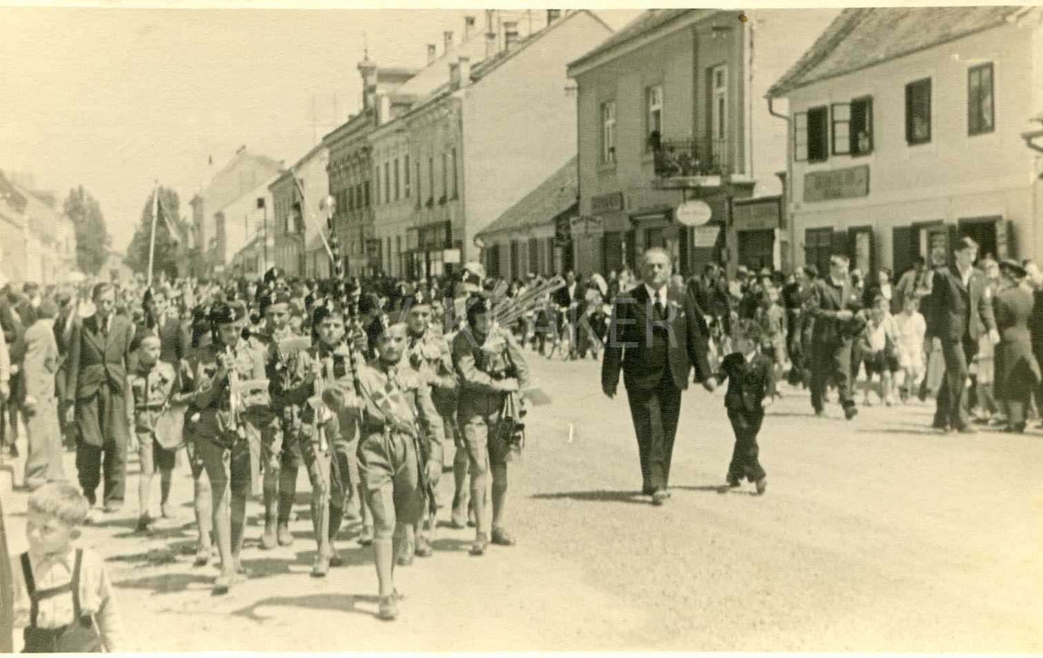 Križarsko društvo Malih glazbenika i Franjo Medricky u Gajevoj ulici, oko 1940. g.